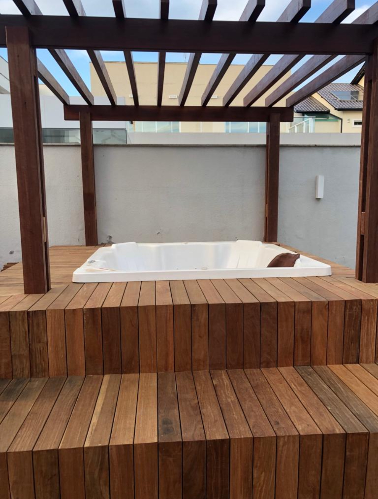 Deck de madeira com hidromassagem em área externa
